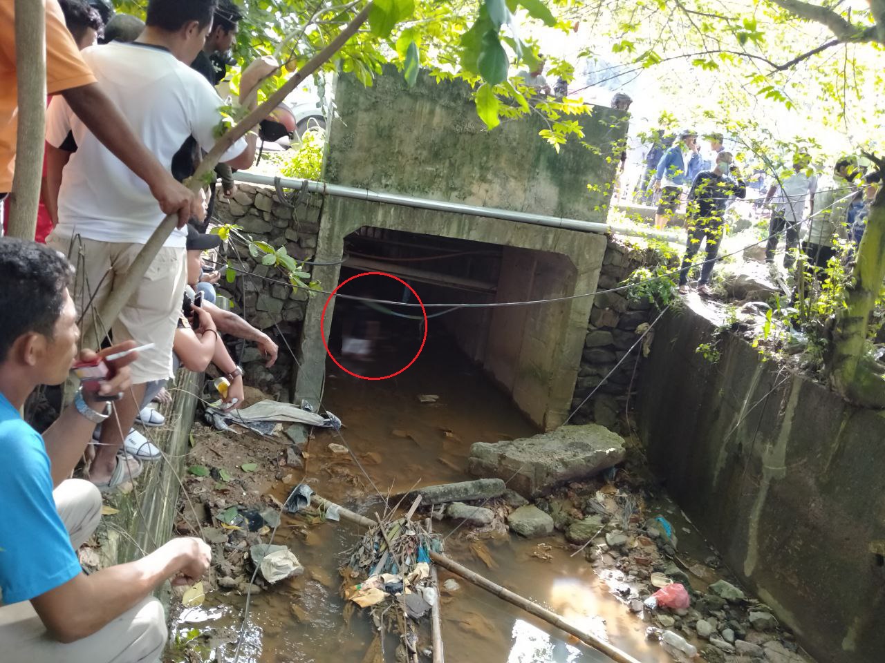 Warga Sei Panas Ceritakan Kronologi Penemuan Mayat Tergantung di Bawah Gorong-gorongÂ 
