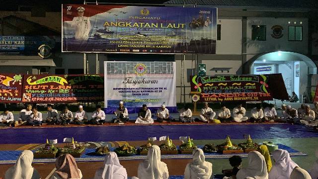 Peringati HUT ke-25, Lanal Karimun Potong 7 Tumpeng dan 27 Ingkung Ayam