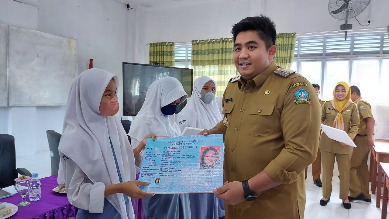 Persiapan Pemilih Pemula, Bupati Bintan Serahkan KTP Elektronik ke PelajarÂ 