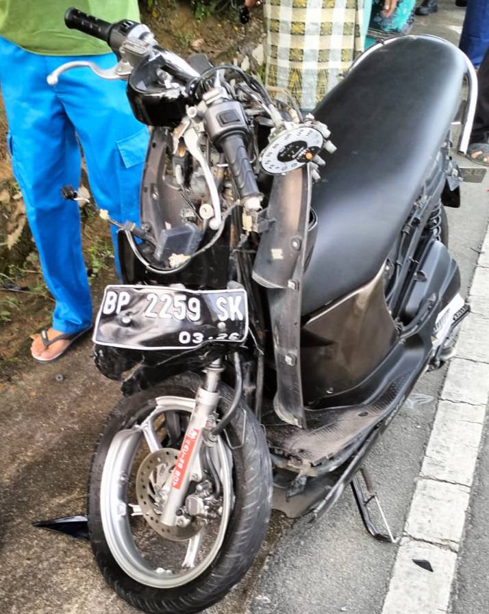 Kecelakaan di Karimun, Pemotor Scoopy Luka Parah Tabrak Mobil saat Menyalip