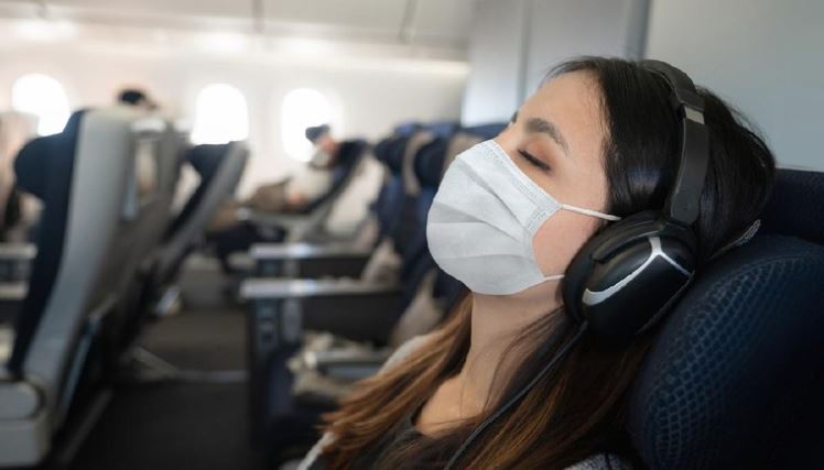 Saran agar Bisa Tidur Nyenyak di Pesawat, Hindari 2 Minuman Ini