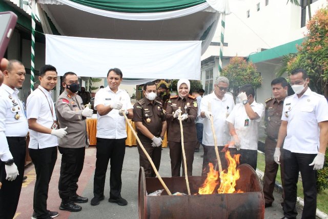 Kejari Batam Musnahkan Barang Bukti Narkoba, Ada Ganja hingga Erimin