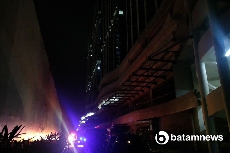 Petugas Kesulitan Padamkan Api Kebakaran di Puncak Gedung Pollux Habibie Batam