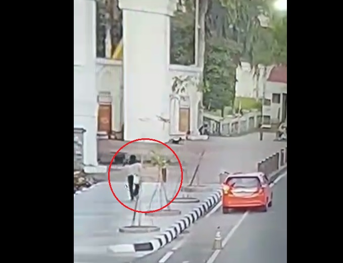 Video: Pembobol Brangkas KFC Mega Mall Santai Berjalan di Trotoar Alun-alun Engku Putri