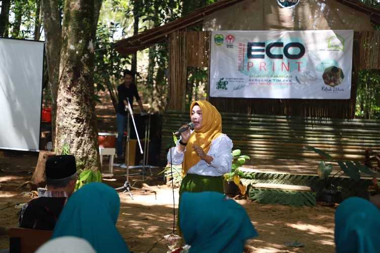 BUMDes Amanah di Lingga Gelar Pelatihan Batik Ecoprint, Maratusholiha Nizar Singgung Keseriusan Peserta