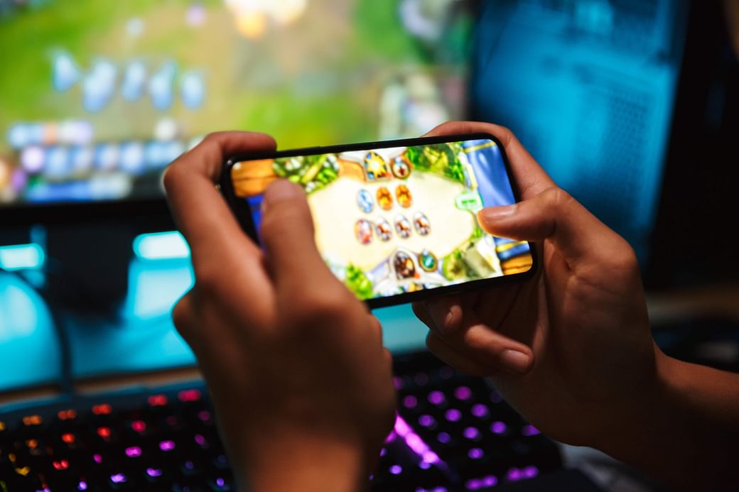 Dampak Peningkatan Pengguna Ponsel Terhadap Popularitas Game Online di Indonesia