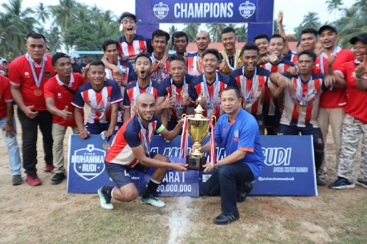 PS Sungai Buluh Juara Turnamen Sepakbola Piala Muhammad Rudi Desa Kote di Lingga 2022