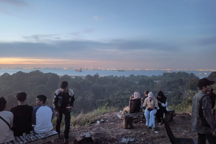 Bukit Harimau, Spot Mengintip Megahnya Singapura dari Kota Batam