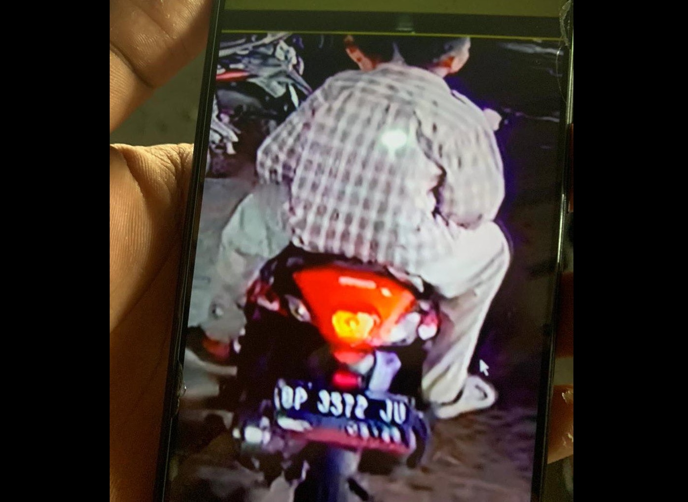 Terekam CCTV, Maling Gondol Helm Seharga Rp 1,8 Juta di Parkiran Mega MallÂ 