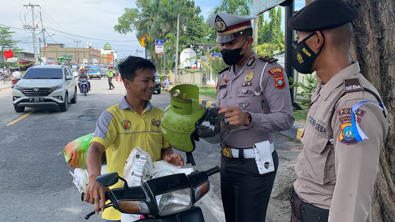 Kesadaran Berkendara dengan Helm di Karimun Rendah, Tampak saat Operasi Zebra