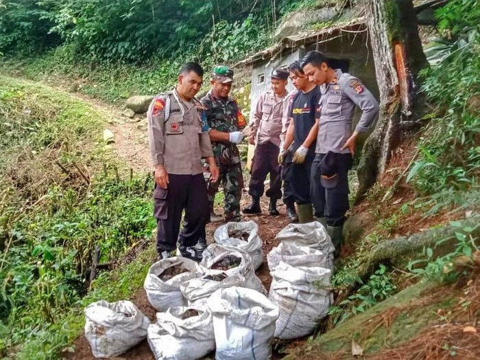 Sampah Celana Dalam Wanita Berserakan di Situs Budaya, Hampir 10 Karung