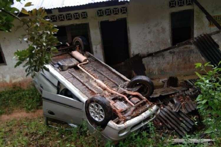 Mengantuk saat Berkendara, Mobil PNS Pemkab Bintan Terbalik di Jalan Tirta Madu