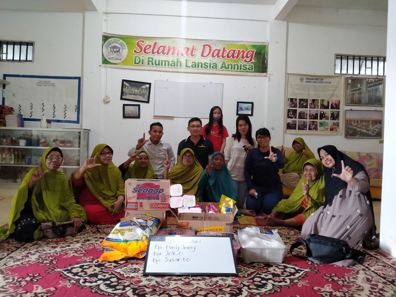 Rajawali Muda Salurkan Bantuan ke Panti Asuhan dan Panti Jompo di Batam
