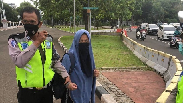 Perempuan Bawa Pistol Coba Terobos Istana Kepresidenan