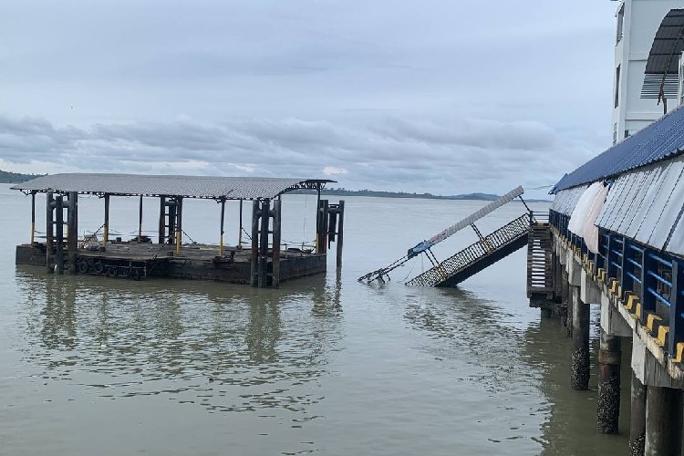 Jembatan Penghubung Ponton Pelabuhan KPK Karimun Ambruk Dihantam Ombak