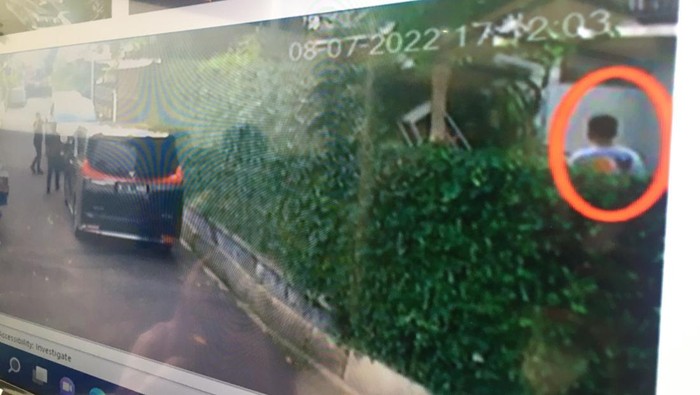 CCTV Penampakan Yosua Sebelum Ditembak Ditayangkan di Sidang