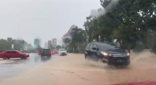 Jalan di Depan Kantor Wali Kota Batam Banjir, Netizen: Harusnya Pemerintah Sudah Sadar