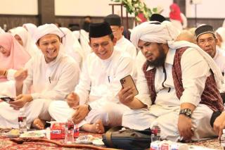 Gubernur Ansar Undang Ustaz Kondang Derry Sulaiman Peringati Maulid Nabi BarengÂ Guru se-Kota Batam