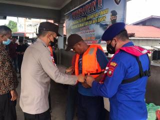 Nelayan Bintan Dapat Bantuan Life Jacket Antisipasi Cuaca Ekstrem