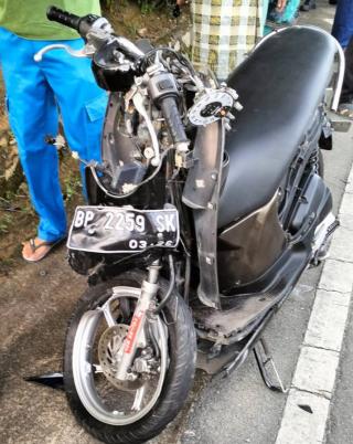 Kecelakaan di Karimun, Pemotor Scoopy Luka Parah Tabrak Mobil saat Menyalip