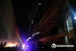 Petugas Kesulitan Padamkan Api Kebakaran di Puncak Gedung Pollux Habibie Batam