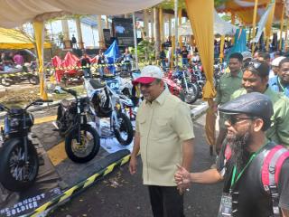 Kontes Motor Haji Ibrahim Brotherhood Karimun Pukau Pengunjung Coastal Area