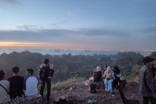Bukit Harimau, Spot Mengintip Megahnya Singapura dari Kota Batam