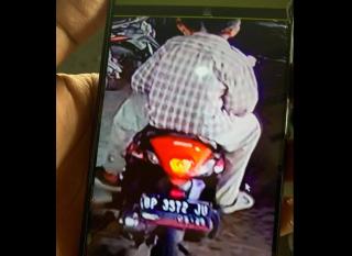 Terekam CCTV, Maling Gondol Helm Seharga Rp 1,8 Juta di Parkiran Mega MallÂ 
