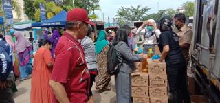 Hari Pertama Operasi Pasar di Kecamatan Bengkong Diserbu WargaÂ 