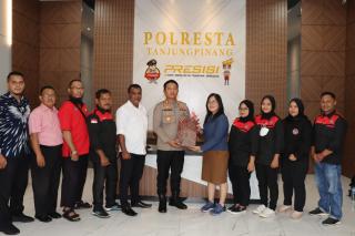 Kapolresta Tanjungpinang Lepas Puluhan Karateka Inkanas Tanding di Batam