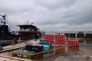 Bea Cukai Batam Tangkap Kapal Bawa Ribuan Botol Mikol Ilegal, ABK Terjun ke Laut