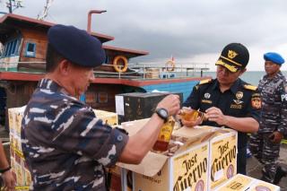 Batam Customs Arrests a Ship Carrying Thousands of Illegal Alcohol