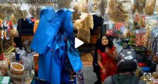 Dua Rampok Kejam Piting Nyonya Pemilik Kedai di Tanjungpinang Terekam CCTV