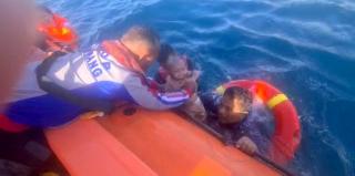 Evakuasi Dramatis Sejumlah Bayi di Laut saat Kapal Ferry Cantika 77 Terbakar
