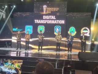 Gubernur Ansar Terima Anugerah Indonesia Award iNews 2022