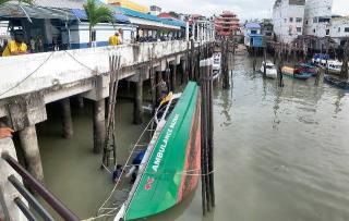 Kapal Ambulans Nyaris Tenggelam Usai Dihantam Gelombang di Pelabuhan Karimun