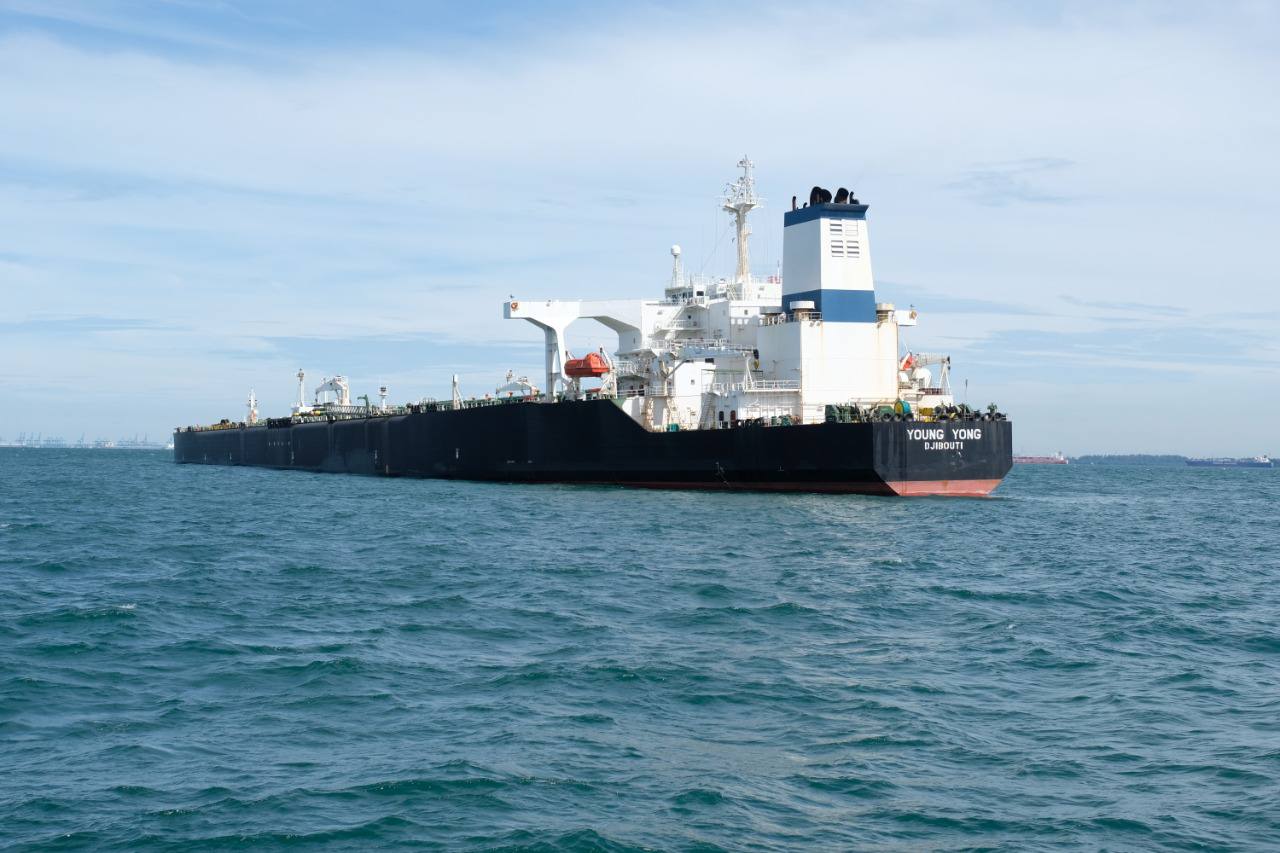 Aground in Singapore Gas Pipeline, KSOP Carefully Evacuate Tanker MT Young Yong