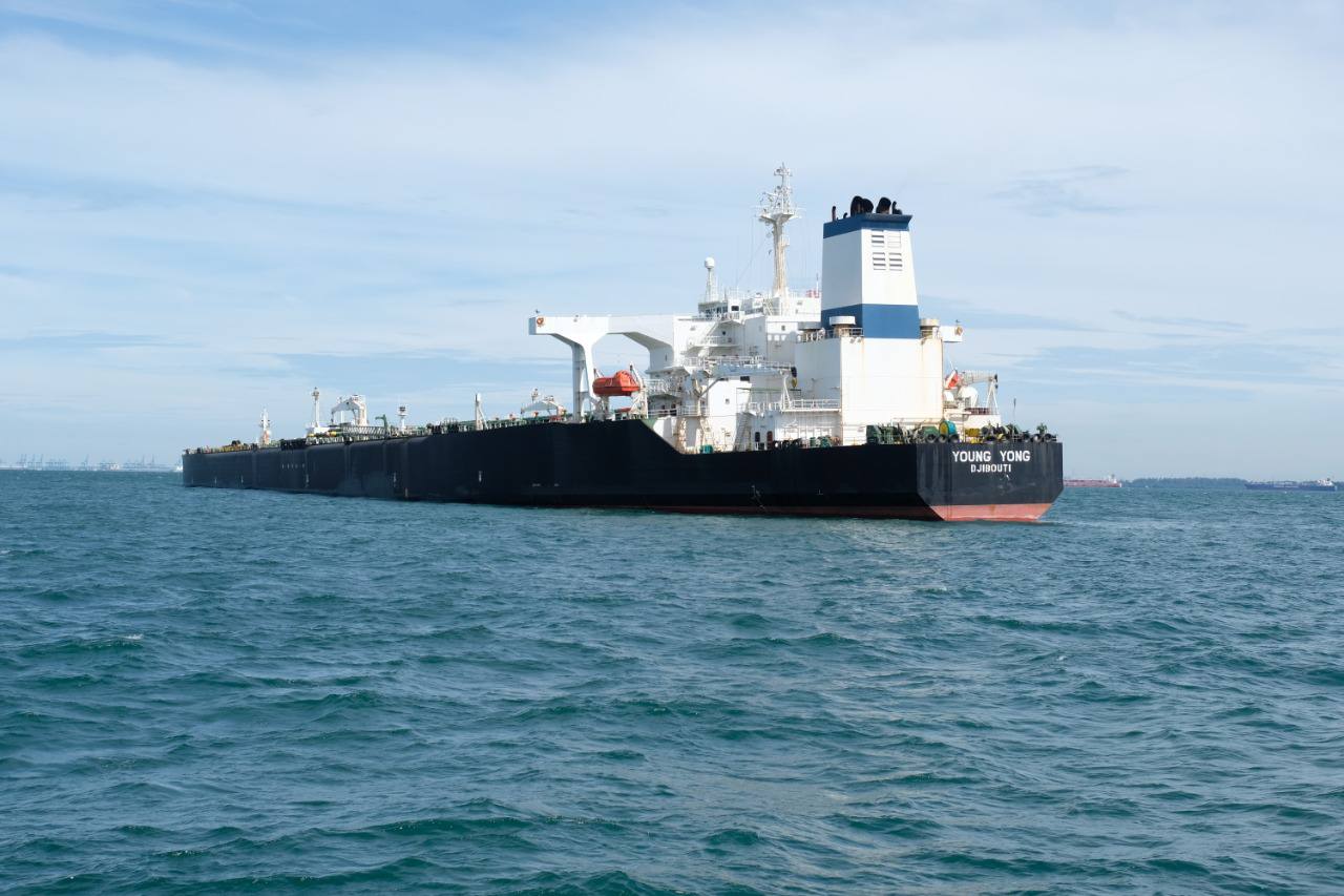 Aground in Singapore Gas Pipeline, KSOP Carefully Evacuate Tanker MT Young Yong