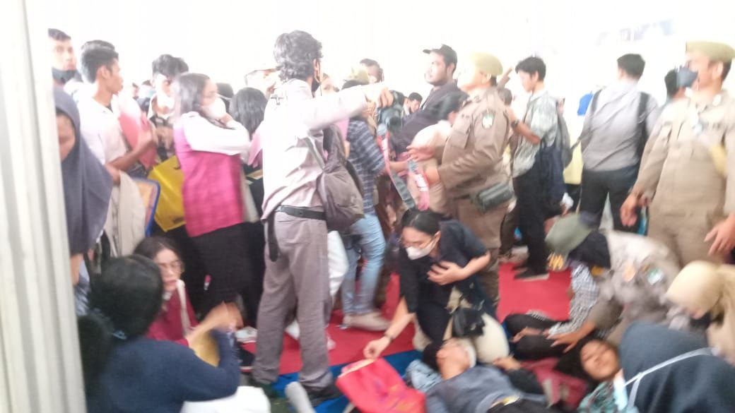 Job Fair Batam 2022: Animo Membeludak, Sejumlah Pencari Kerja Pingsan
