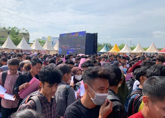 Perjuangan Pelamar di Job Fair Batam 2022, Antre Sejak Pukul 6 Pagi Demi Daftar Kerja 