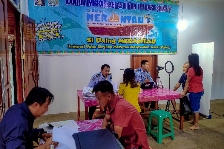 Layanan Si Daing Merantau Besutan Imigrasi Dabo Permudah Warga Lingga Urus Paspor