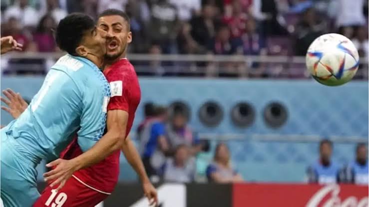 Ngeri, Kiper Iran Tabrak Rekan Sendiri hingga Hidung Patah di Piala Dunia 2022