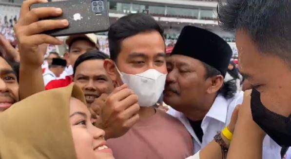 Buntut Sosor Pipi Gibran, Bapak-bapak Berkumis Kena Tegur Paspampres