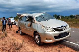 Toyota Innova Hilang Kendali Lalu Terbalik di Perkantoran Bupati Bintan