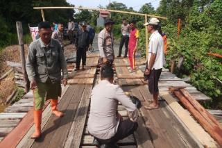 Polisi di Lingga Goro Bareng Warga Perbaiki Jembatan Rusak di Dusun Malar