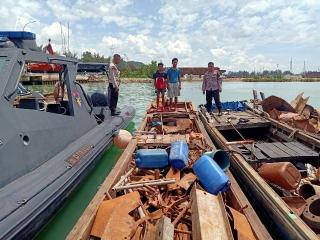 Puluhan Perompak Jarah Tongkang Muatan Besi Scrab di Perairan Batam