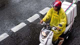 4 Tips Aman Mengendarai Sepeda Motor saat Hujan