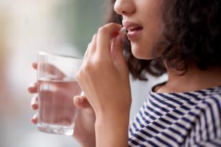 Benarkah Minum Obat Tanpa Air Bisa Munculkan Bahaya?