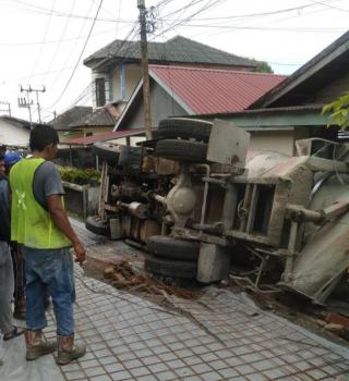 Lagi Semenisasi Jalan, Truk Molen Terguling Timpa Pagar Rumah Warga di Tanjungpinang
