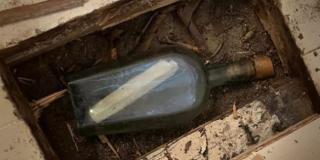 Tukang Ledeng Temukan Pesan dalam Botol Berusia 135 Tahun di Bawah Lantai, Ini Isinya